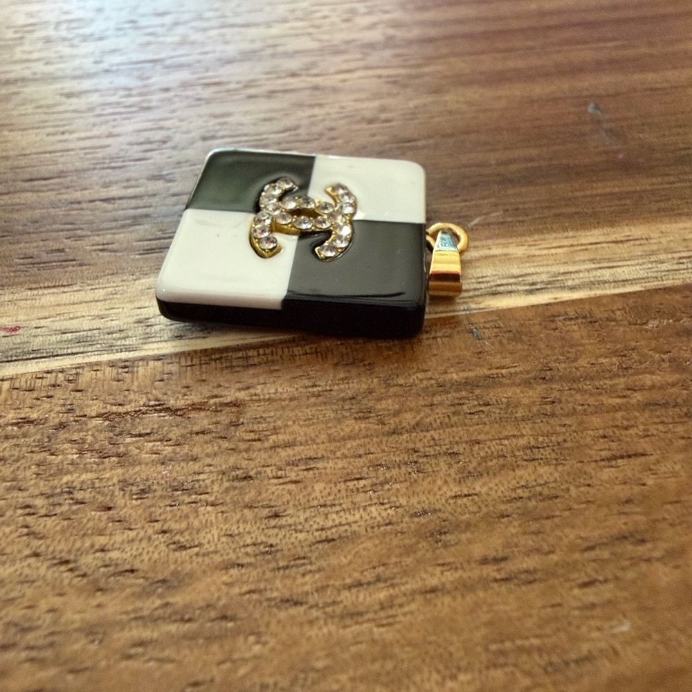 Fashion Black and White Pendant Necklace - Picture 5 of 5